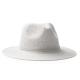 Elegante sombrero de ala plana para protegerte mejor del sol con una banda interior para un máximo confort JONES Ref.RSR7018-BLANCO 