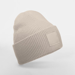 Gorro con solapa ancha y parche a tono