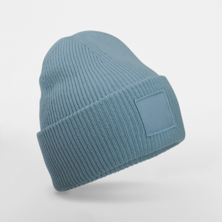 Gorro con solapa ancha y parche a tono