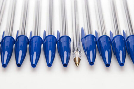 La historia de los bolis BIC: la marca de bolígrafos más vendida del mundo tiene un origen muy curioso
