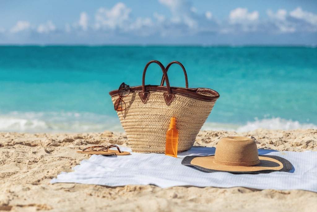 ¿Qué llevar a la playa estas vacaciones? Los 15 accesorios imprescindibles para poner en tu capazo