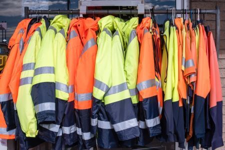 Consejos para acertar escogiendo los uniformes laborales de tu empresa